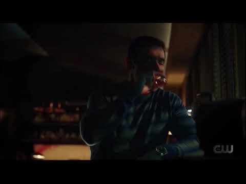 Riverdale 5x17 Hiram listening to radio when Veronica hit him in head.