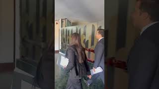 La Secretaría Electa de Nuevo Partido Calidad sale huyendo de la Prensa