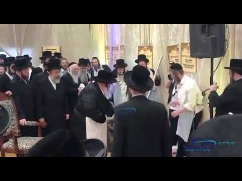 Viznitz Rebbe baking Matzah Nissan 5781