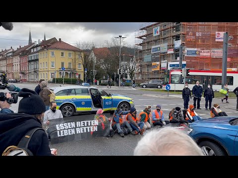 Umweltaktivisten blockieren die B31 an der Kronenbrücke
