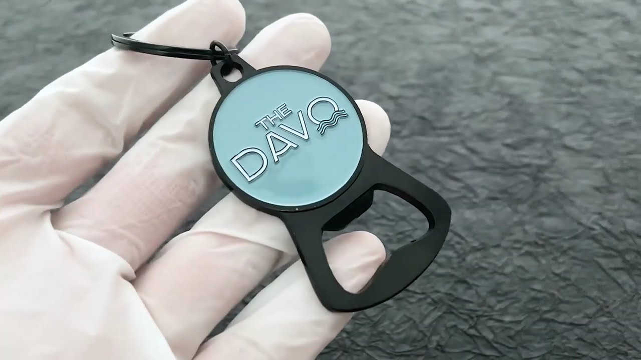 2102-Логотип окрашен электростатической живописью черный брелок открывалка для бутылок