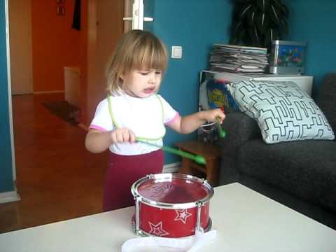 Ježek teka teka v bobnarski izvedbi - Špela