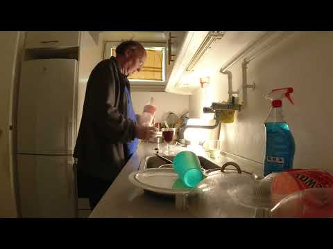 MongoTV_9249- DRIKKER GLAS COLA LØRDAG EFTERMIDDAG