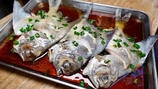 Download the video "简单零失败的清蒸小白鲳鱼，🐟鲜嫩多汁，营养又美味，配上米饭好吃到爆🍚Simple and zero-failure steamed white pomfret, 🐟fresh and juicy"