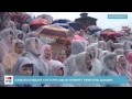 Самый большой хор в России исполняет гимн под дождем 