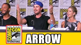 ARROW Cast Sings "You'll Be Back" From Hamilton At Arrow Season 5 Comic Con Panel
