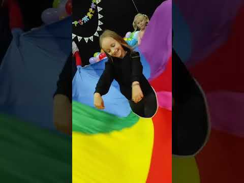 Ігри з парашутом на дитячому дні народження: відео емоцій та розваг