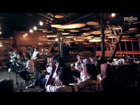 tegar septian feat de java project - berbeza kasta (Live Ska reggae)