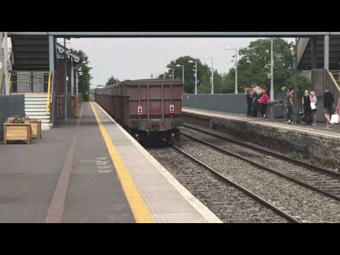 Irish Rail 071 loco 075 + Tara Mine Wagons pass Donabate for Navan (25/7/17)