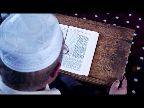 Shembulli i besimtarit qe lexon Kuranin