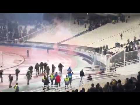 Disturbing scenes in Athens as an AEK fan throws a flare into the Ajax supporters | 27/11/2018