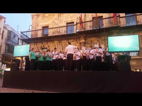 La Banda de la Escuela de Música y la Coral Excelsior interpretan el Himno del Atlético Astorga