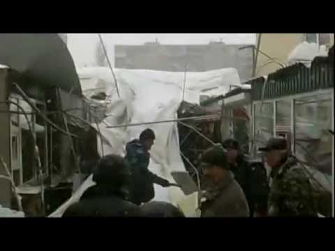 Торговая палатка упала на людей в Киеве