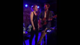 Jamie Lawson - In Our Own Worlds -  Surprise Duet with Fan on Stage  -  Munich
