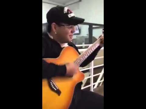 Homem que imita todos os cantores