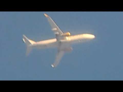 Boeing 737-86N de Flybondi pasandome a 12000 pies sobre mi cssa en Tres de Febrero