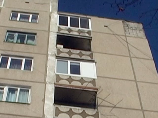 Кусок стены мог раздавить автомобиль!