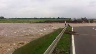 preview picture of video 'Hochwasser Juni  2013 zwischen Pouch und Löbnitz'