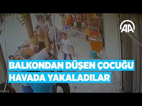 Héroes sin capa atrapan a niña que cayó de lo alto de un edificio