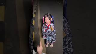 哈莉·奎茵帮助孩子们