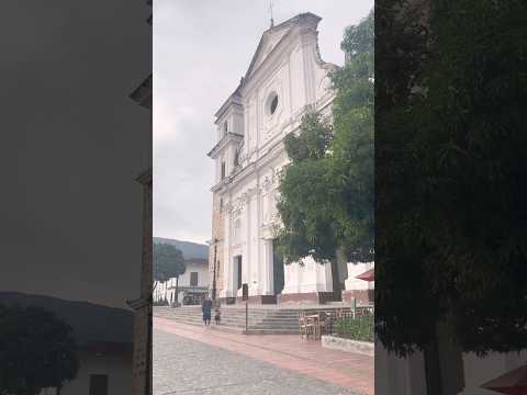 Iglesia y parque de Santa Fe de Antioquia #colombia #santafedeantioquia #pueblo #iglesiacatolica