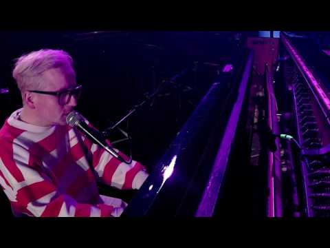 Videoclip de White Wine and Fried Chicken — Hot Chip