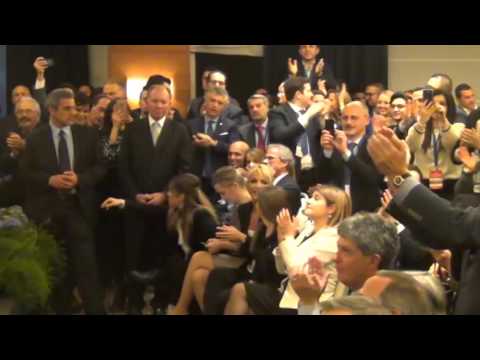 Pascale returns to Silvio's side and doesn't comment on the gossip about her new love affairs.