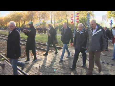 De actievoerders lopen naar DuPont