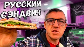 Снова случайное открытие. Нашли и открыли для себя сильно уютное джаз кафе, где подают вкусные сэндвичи и кофе с интересной подачей. Кофе Ахматова, кофе Есенин, вместе с читальной функцией книг из серии классики и современники.