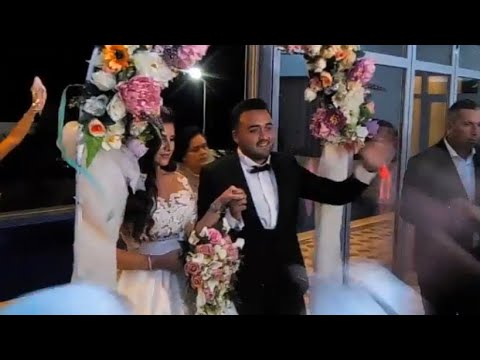 Martesa e Arijan & Elvira Nikaj hyrja e ciftit ne Restoran