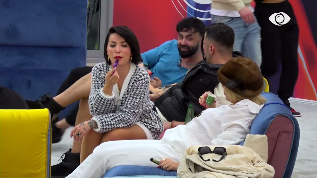 Ilnisa për Vesën: Jepini një mikrofon të qetësohet, meqë i kishte vajtur mendja për burrë