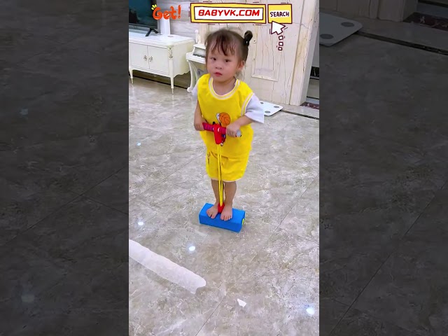 Vídeo relacionado con Balón Saltarín Equilibrio Niños, Pogo Ball con Asa, Base Antideslizante, Juguete Interior & Exterior, Deporte y Fitness para Niños y Adultos (Violeta)