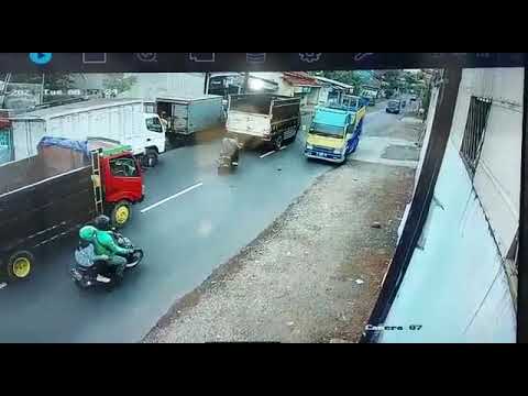 KECELAKAAN gojek tertabrak truk