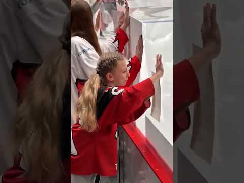 Хоккеист подарил шайбу девочке, которая плакала!