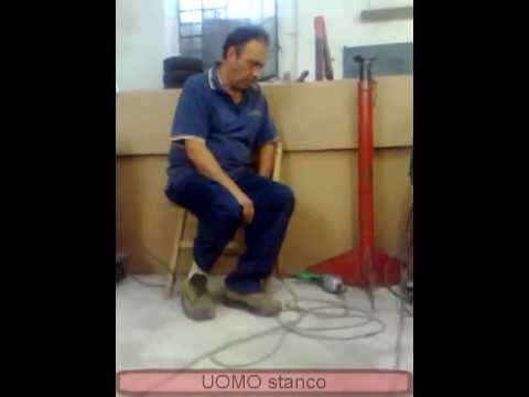 uomo stanco al lavoro.mp4