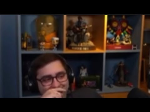 Alanzoka se envergonhado após repetir a mesma piada no mesmo momento do jogo anos depois