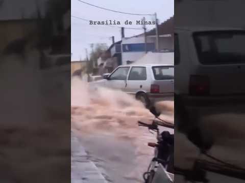 Chuva forte em Brasília de Minas alagou várias Ruas. 05/04/2024 INSCREVA-SE