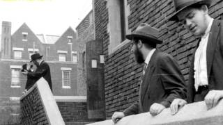 ניגון כי אלוקים יושיע ציון בהתוועדות עם הרבי מליובאוויטש - י"א ניסן ה'תשל"א - התמונה מוצגת ישירות מתוך אתר האינטרנט יוטיוב. זכויות היוצרים בתמונה שייכות ליוצרה. קישור קרדיט למקור התוכן נמצא בתוך דף הסרטון