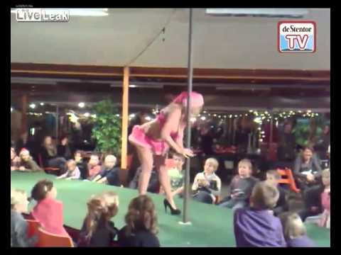 В Голландии детям на рождество показали стриптиз