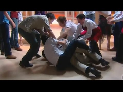 Eduado briga com rapaz por ciúme (Maria Esperança)