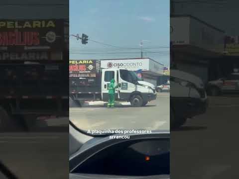 Caminhão da Prefeitura é flagrado retirando banners, em Aparecida de Goiânia