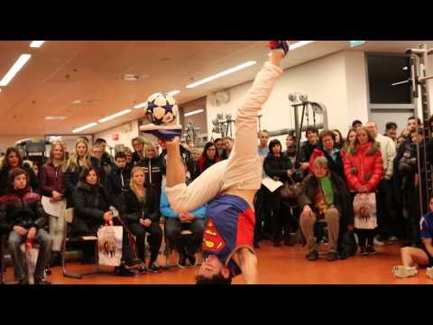Amazing freestyle football performance By Maarten van Luit