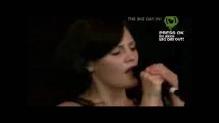 The Donnas - I Don't Want To Know (Big Day Out Festival 2005)