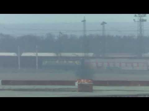 Бърз влак 3624 с локомотив 44 002 заминава от Карнобат