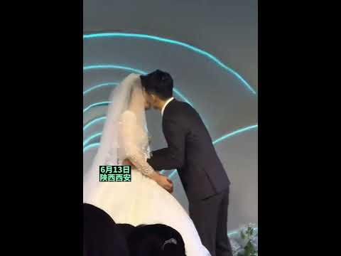 婚禮上新郎親吻新娘，吻到連司儀都看不下去了， 網友：也太甜了！