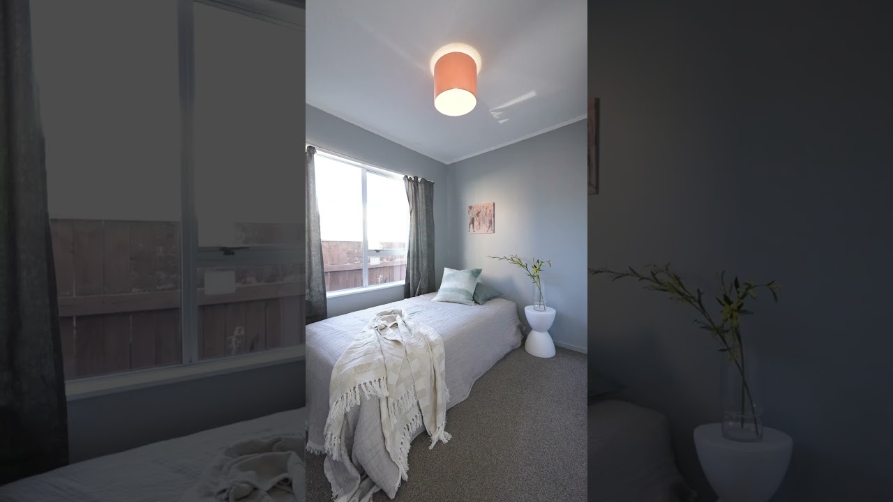 Sun-Soaked, Single-Level and Convenient Location