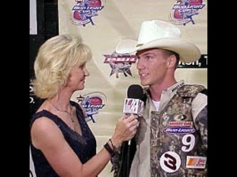 Justin McBride vs Law Dog - 01 PBR Houston (93.5 pts)