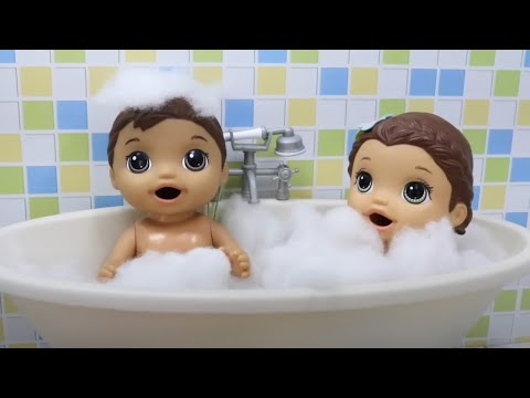 ARRUMANDO AS MALAS DA LAURINHA E FELIPINHO ENQUANTO ELES TOMAM BANHO PRA VIAJAR