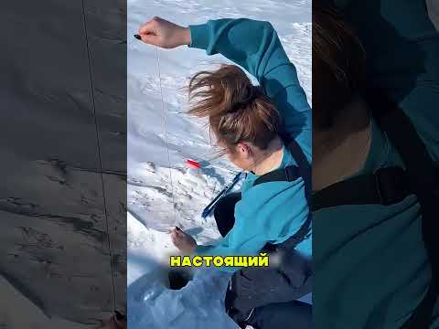 Рыбачка ГОЛЫМИ руками укротила гиганта 😮🔥👩