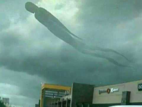 Shfaqet sipër qendrës tregtare silueta e Zotit, njerëzit fillojnë t’i falen